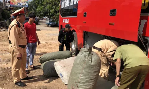 Thu giữ gần 500kg thuốc bắc không nguồn gốc "ẩn mình" trên xe khách